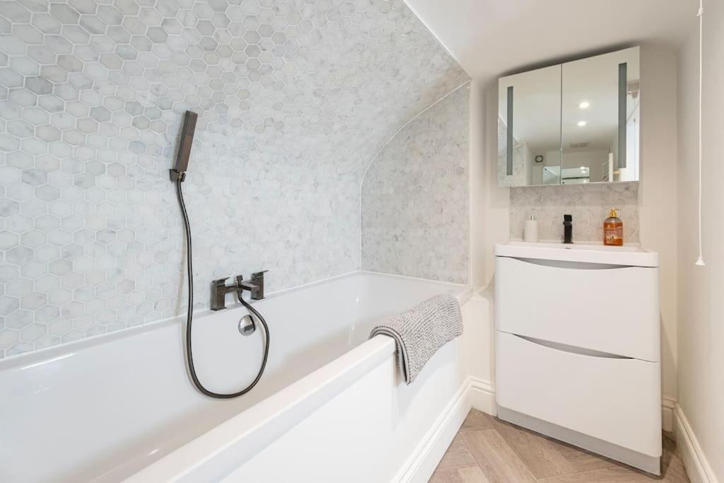Spacious Apartment - 5 Minutes Walk To Bath Abbey 외부 사진