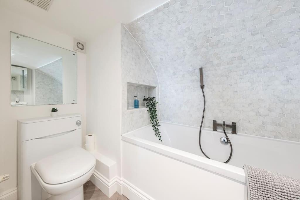 Spacious Apartment - 5 Minutes Walk To Bath Abbey 외부 사진